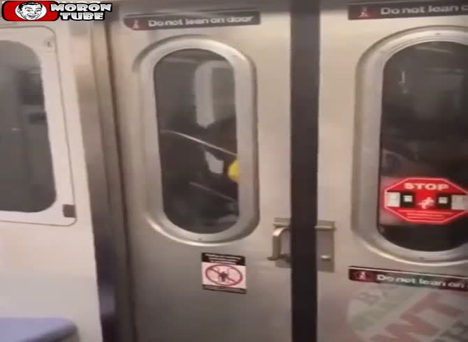 Video :A couple was caught having sex on the train in New York